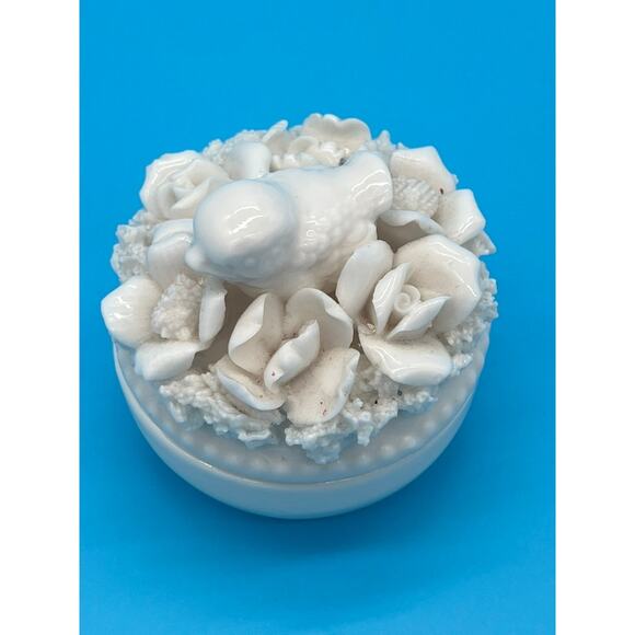 VINTAGE WHITE DELICATE PORCELAIN BIRD TRINKET BOX - Picture 1 of 9